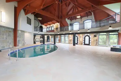 Image de Indoor Pool-HotTub-Movie Theatre-Pool Tables-Water & Fire Fountain