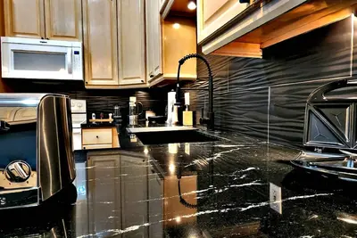 Image de The ZenDen 3bdr king size + back yard in West U 4 min from medical center & Rice