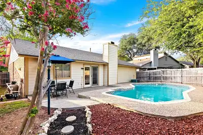 Image de Spacious Family Friendly Pool House Sleeps 10 ppl!