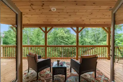 Image de Gorgeous Cabin! Huge Deck, Mountain Views, 12 min to Dwtn Avl! ! !
