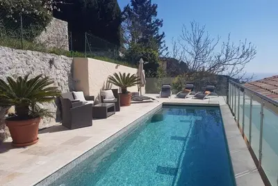 Luxurious Villa w/heated pool and garden. 5km from Monaco.