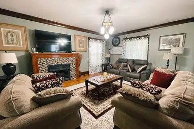 Image de Victorian Home in Original Grandeur Downtown