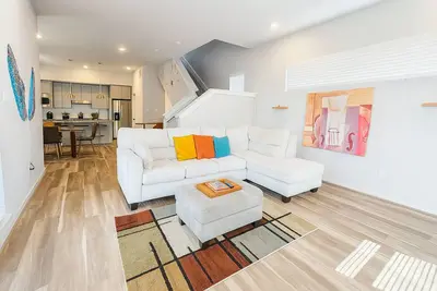 Image de Uptown Galleria | Modern 3-Story Home w/ Garage