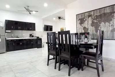 Image de Elegant Lakeview Condo w/ Breakfast & Fastest Wifi