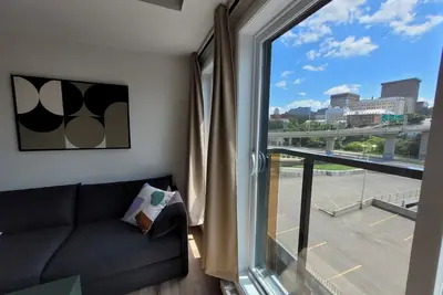 Image de Condo Moderne Style Mid-Century - Piscine/Terrasse