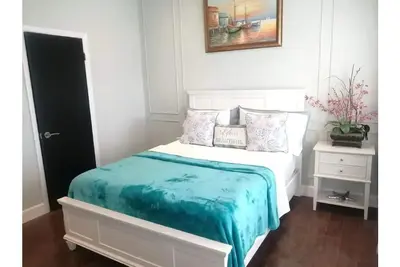 Image de 3 Bedroom/3 Level Townhouse near beach and airport