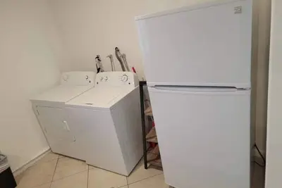Image de 2 Bdrm inc Full Kitchen\/Bath\/Laundry\/Living Room