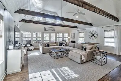 Image de Luxury Lake Front Cottage