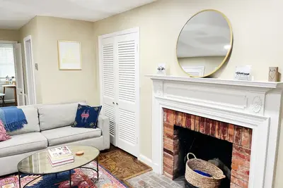 Image de Charming Garden-Level Guest Suite in Heart of Capitol Hill
