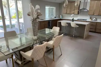 Image de Luxurious modern 3-bedroom plus den home w/ pool & hot tub