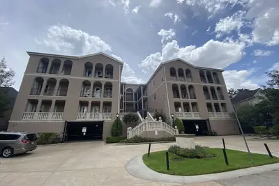 Image de Lovely two bedroom condo with treetop views