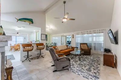 Image de Private Hot Tub, Stone Floors, Tall Fenced Yard, Fire Pit, & Bbq Grill