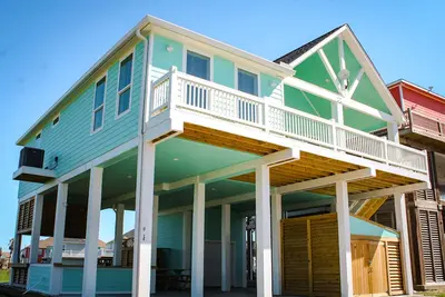 Image de Beach views- Less than a minute walk to the beach!