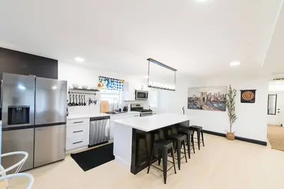 Image de New Remodel\/5 Rooms\/3Full bathrooms\/6TVs\/3Kings3Queens\/Baby\/Dog friendly