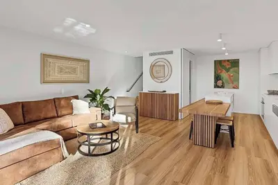 Image de Fully self-contained apartment, split over three levels, filtered ocean views.