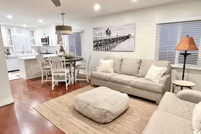 Image de Beautiful Beach House - Walk to the beach!