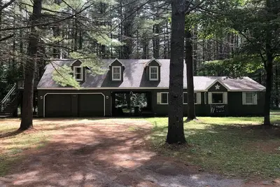Image de Location! Walking distance to Coach Light, Pine Tree, General Store and the Inn.