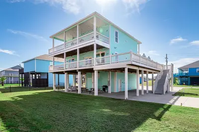 Image de Newly furnished/Game Room/Firepit/Outdoor Living/5min walk to beach