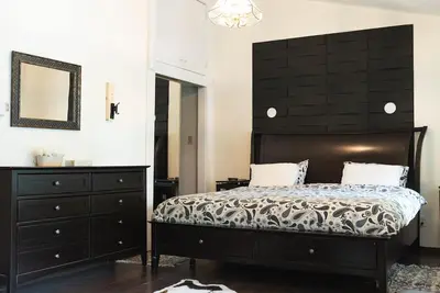 Image de Carriage House - KingBed, Full Kitchen, Patio, Downtown