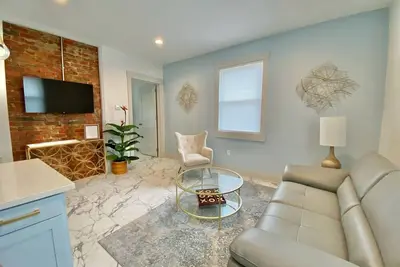 Image de Hidden Gem in plain sight! Adorable 3 Bdrm Duplex near Hospitals & Universities.