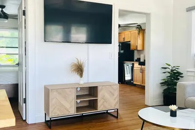 Cozy 2 Bedroom Cottage 2 Minute Walk to the Coast