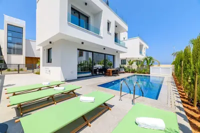 Image de By The Beach - Sunstone Seaview Villa - Stunning Seaview Stay