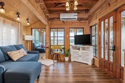 Image de Rustic cabin oasis on 2. 5 acres with a fishing pond