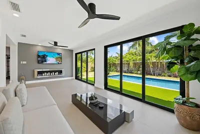 Image de 3 Bedroom Luxury Modern Home with Heated Pool and Near Downtown Dining & Shops!