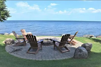 Image de Cozy lakefront Izatys townhome with incredible views.