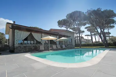 Incantevole Villa con Piscina a Pochi Passi dal Mare