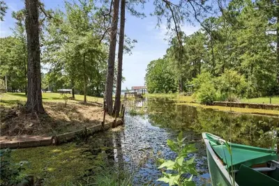 Image de Relaxing Retreat on the lake with private spa pool!