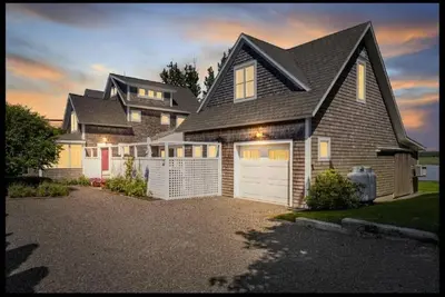 Image de Spectacular Beautiful Waterfront Home along Scarborough Marsh near Pine Point