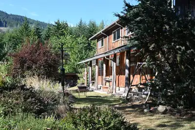 Image de Gorgeous log cabin homestead amidst gardens just west of Port Angeles