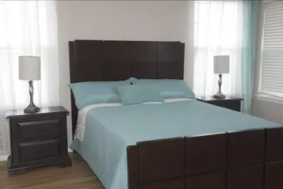 Image de Cheerful 5 Bedroom Home with Free Parking