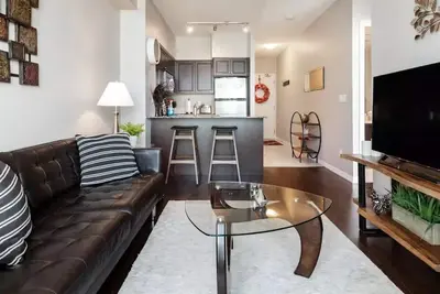 Image de Elegant Downtown Oasis with City and Lake Views Plus Parking
