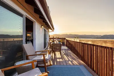 Image de Topanga 3 bdrm/2ba mountain view home with huge deck.