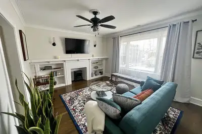 Image de A luxury vintage condo close to lakefront and minutes from downtown!