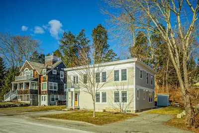 Image de Two homes - waterfront, walkable, updated - harbor views, Ac, dog friendly