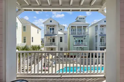 Image de Sunny, dog-friendly retreat with an outdoor pool, central Ac, & washer/dryer