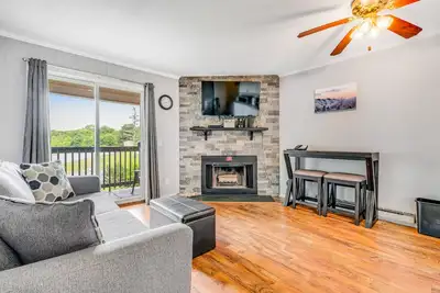 Image de Gorgeous condo with hot tub, heated indoor pool, fireplace, balcony, & fast WiFi