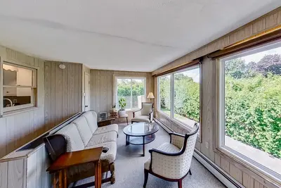 Image de Centrally located home near outdoor activities & town with private W\/D