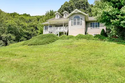 Image de Secluded dog-friendly home with front & back porch, grill, yard, & fireplace