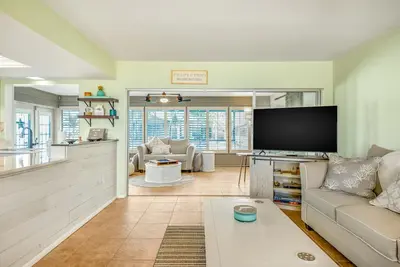 Image de Updated home near beach with heated pool, lanai, WiFi, W/D & Ac - great location