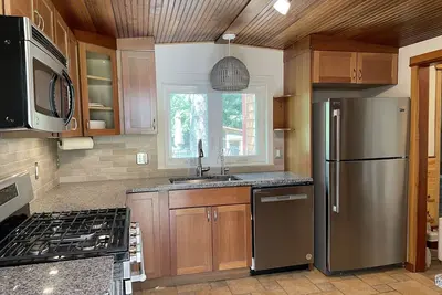 Image de Cozy Cottage - remodeled, patio, deck, game room, overlooking river.