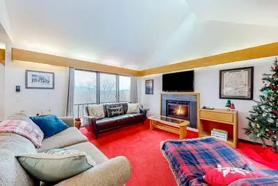 Image de Ski-in/ski-out mountainside townhouse w/fireplace, fast WiFi, washer/dryer