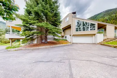 Image de Mountain-view home with private hot tub, solarium & fireplace - steps to shuttle