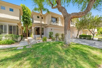 Image de Dog-friendly monthly rental with private backyard, grill, W/D - great location