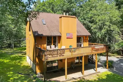 Image de All-season hideaway with alfresco deck, views, game table & pool access