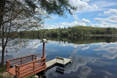 Image de Beautiful Waterfront Cottage With a Hot Tub For Your Family Getaway!