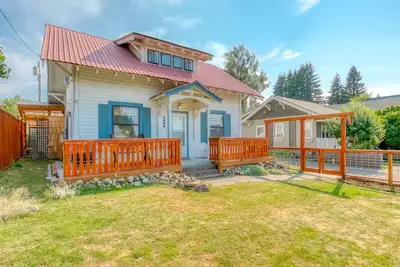 Image de Two-story, mountain view getaway with a private hot tub, wood stove & fast WiFi